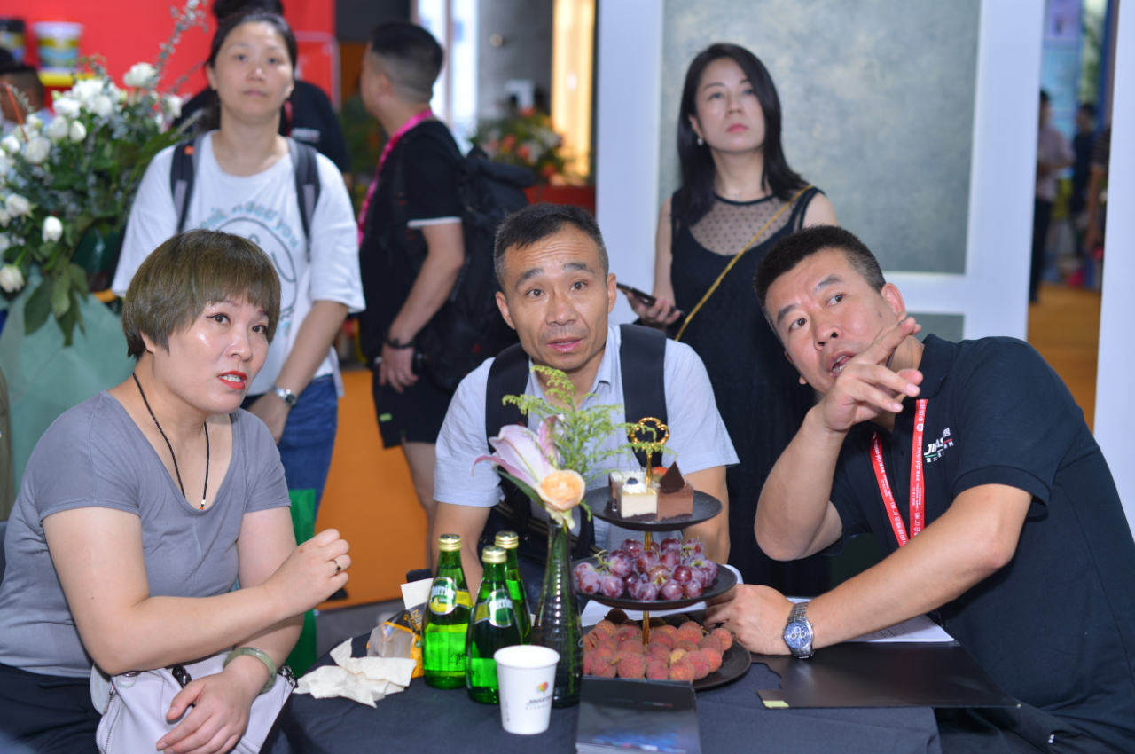 亚洲第一展 2019中国（广州）建博会正式开展 吉纳思新概念引领时尚